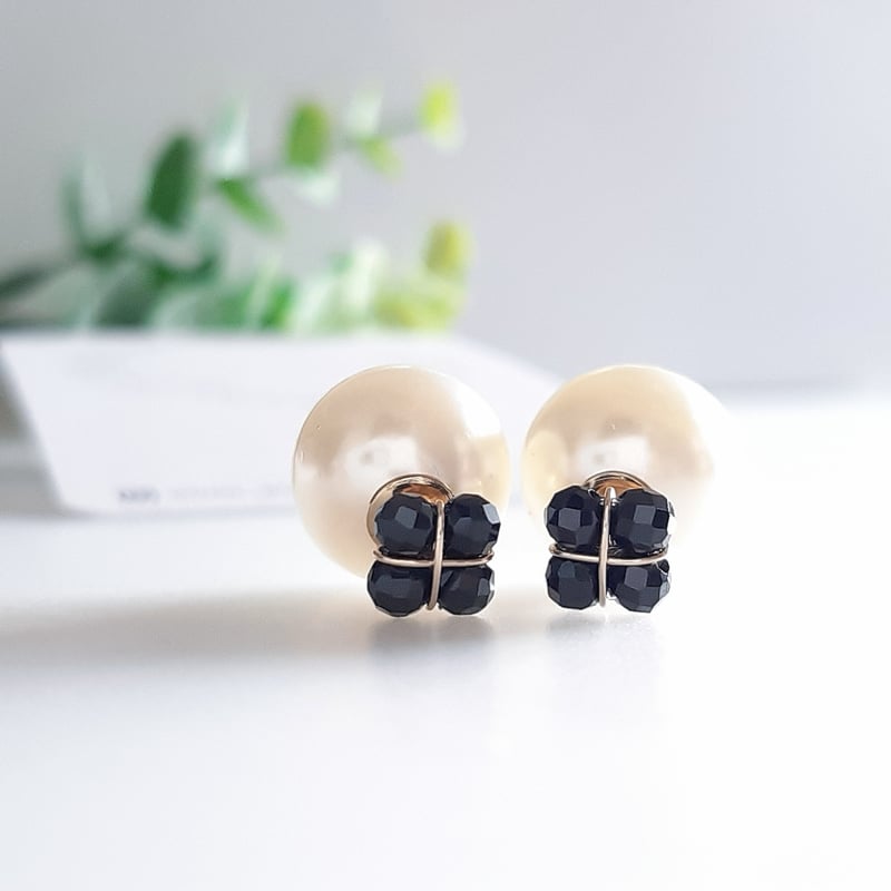 耳元に咲く スピネルのミニフラワー スタッドピアス /イヤリング