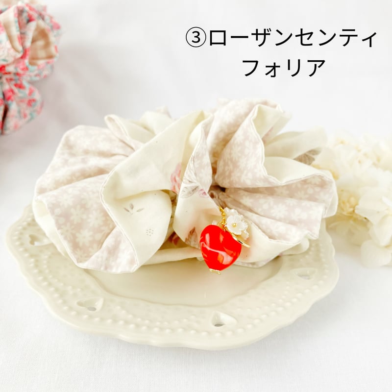 チャーム付きボリューミーなシュシュ | ハンドメイド雑貨店 ゆめばこ