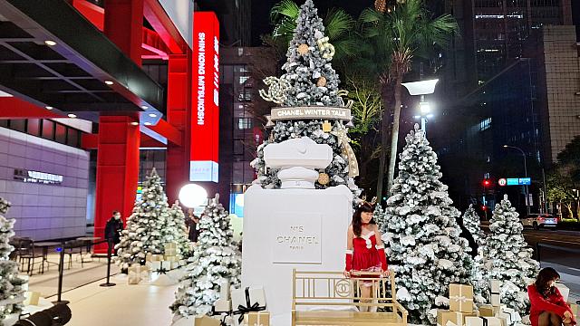 台北クリスマス】新光三越信義新天地A8前の「CHANEL聖誕樹(シャネル