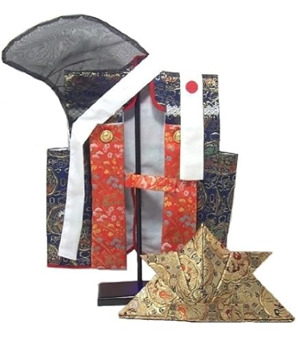 Amazon | 五月人形 陣羽織 金襴 烏帽子ハチマキ付 飾り台付セット (D