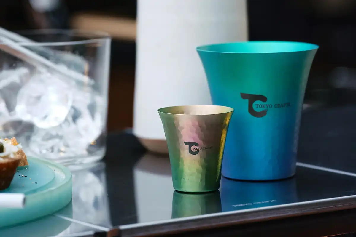 わずか47g】大容量300mlの「チタンぐび呑み」が美しすぎる。“日本酒を