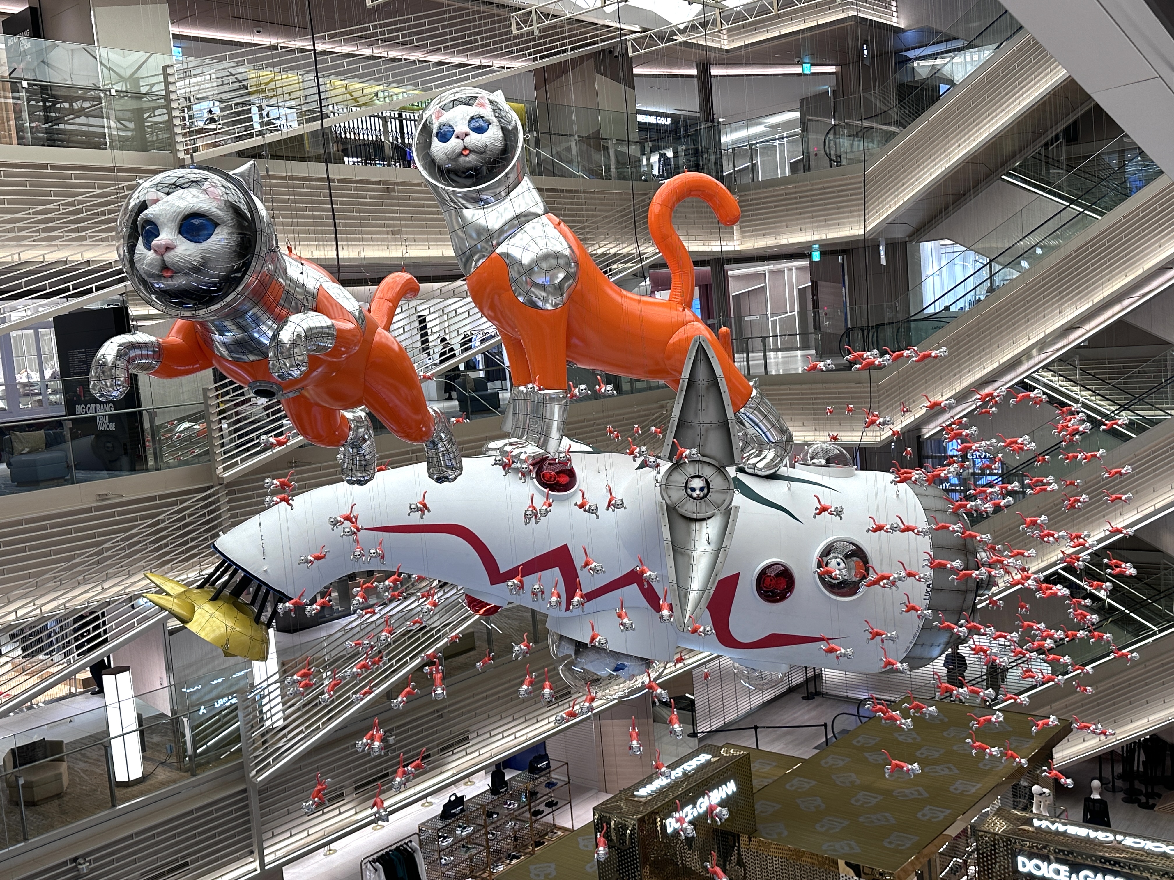 GINZA SIXでジュリアン・オピーの新作映像作品が展示。ロックバンド