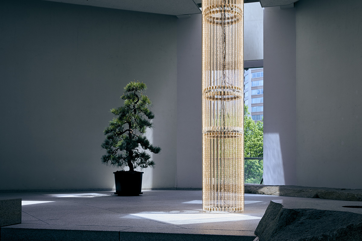 石庭に響く光と音と言葉。草月会館でケリス・ウィン・エヴァンスの個展