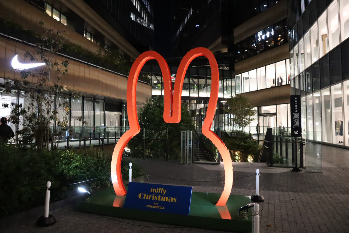 グラングリーン大阪 南館1階のミッフィーのシルエットをかたどった巨大