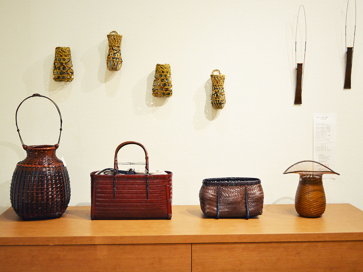 宇部の画廊に展示されている伝統工芸士による竹細工作品 - 山口宇部