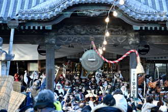 勝俣さんが初めて来店した際のサイン（左上から3番目）と記念写真（右