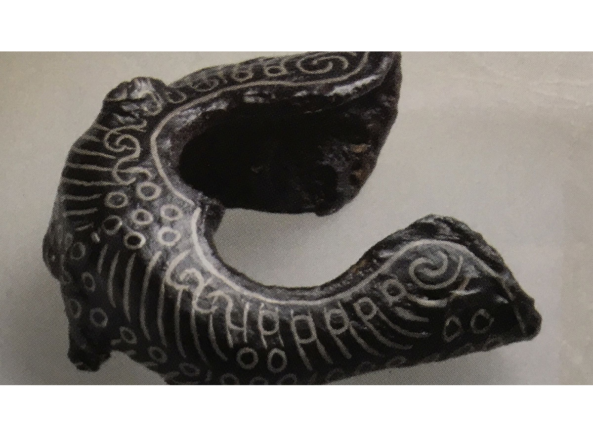 武蔵府中熊野神社古墳から出土した名品「大刀の銀象嵌『鞘尻金具