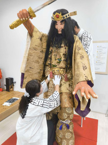 八王子「はちはく」で上八日町の山車人形展示】町会スタッフが人形に