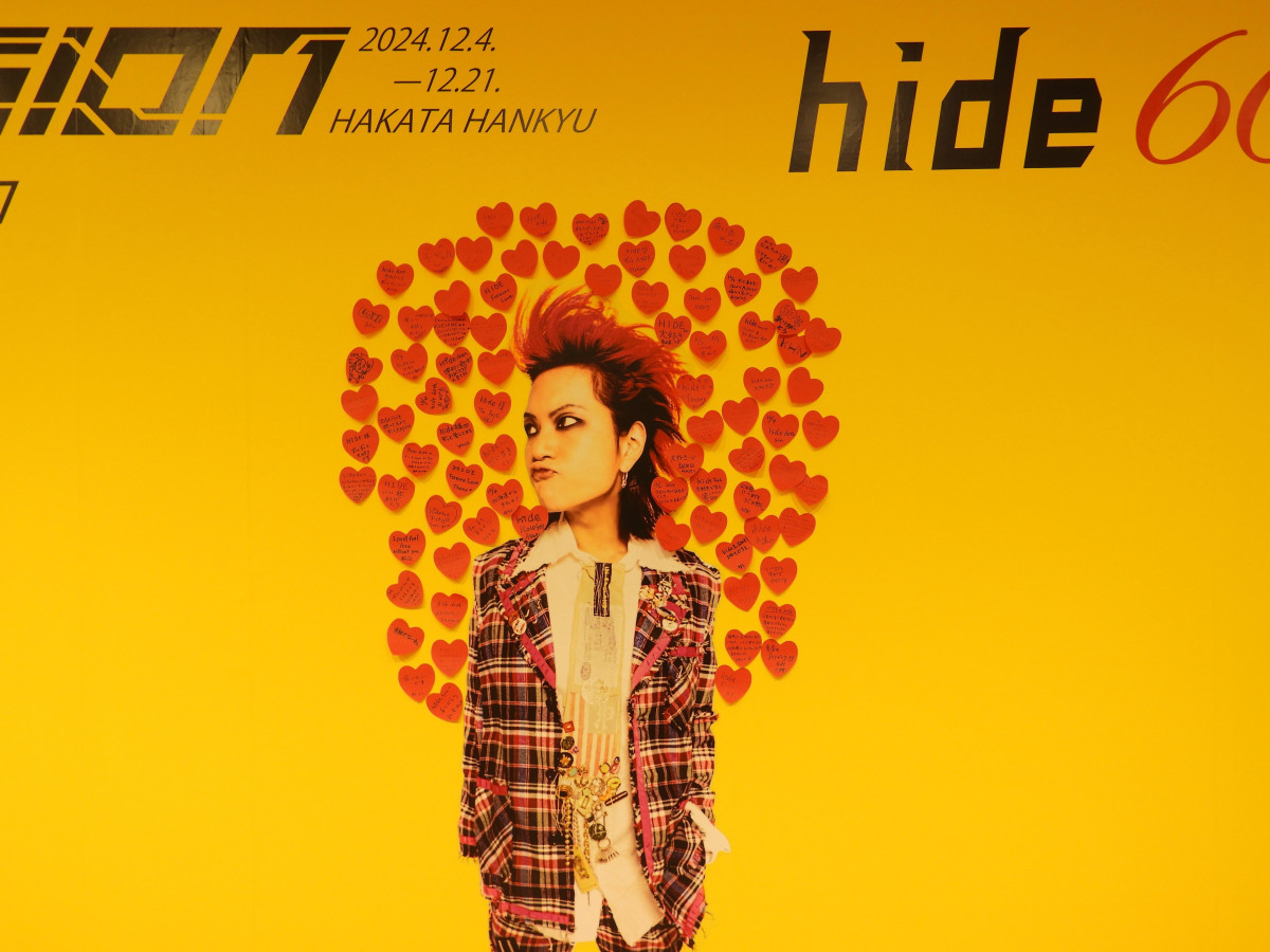 博多でhideさんの企画展 愛用のギターや衣装など実物300点が一堂に