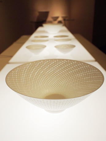 広島で若手陶芸家による「陶磁器展」－「蛍手」技法の作品ずらり
