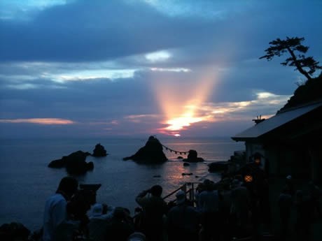 伊勢二見・興玉神社夫婦岩の中央に富士山、その後山頂から「V」の光