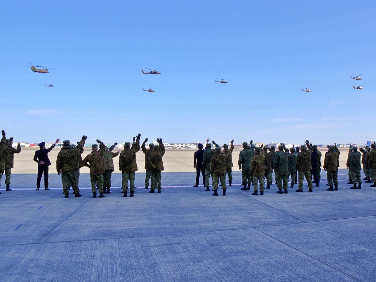 伊勢・陸上自衛隊明野駐屯地・航空学校で初飛行訓練、成人祝賀行事も