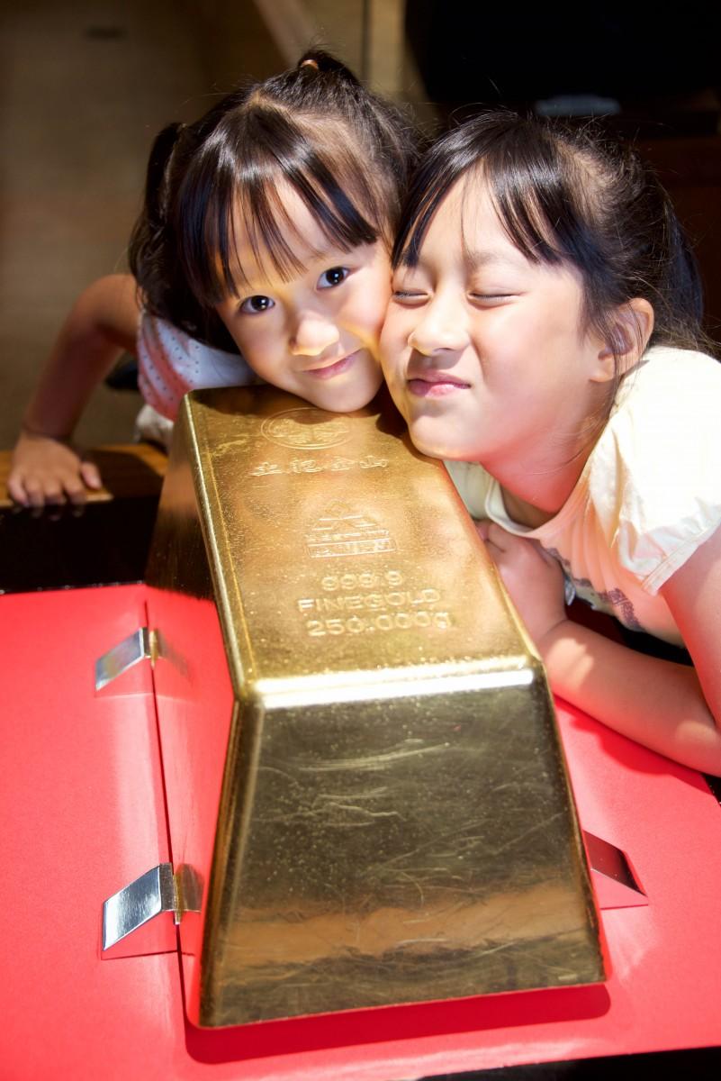 土肥金山で世界一の金塊をケースを外し展示 「15年で5倍」価値上がる