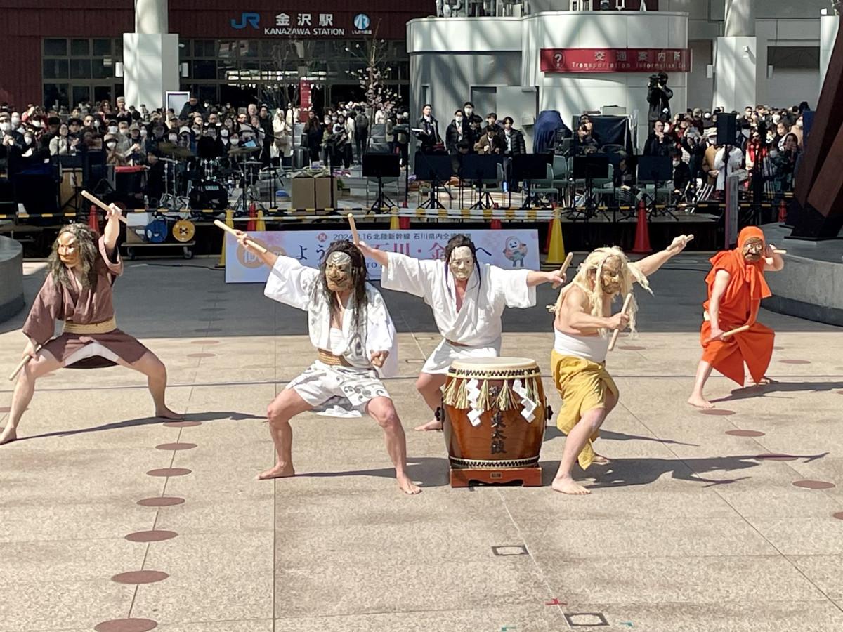 震災復興への願い込め御陣乗太鼓が北陸新幹線延伸イベントで演奏披露