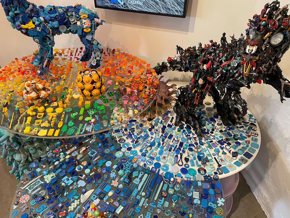 プラおもちゃで作った恐竜も 鹿児島で美術家・藤浩志さんが作品展