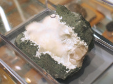 塩野さん「お気に入り」の一つの犬牙状の結晶が特徴の南アフリカ産