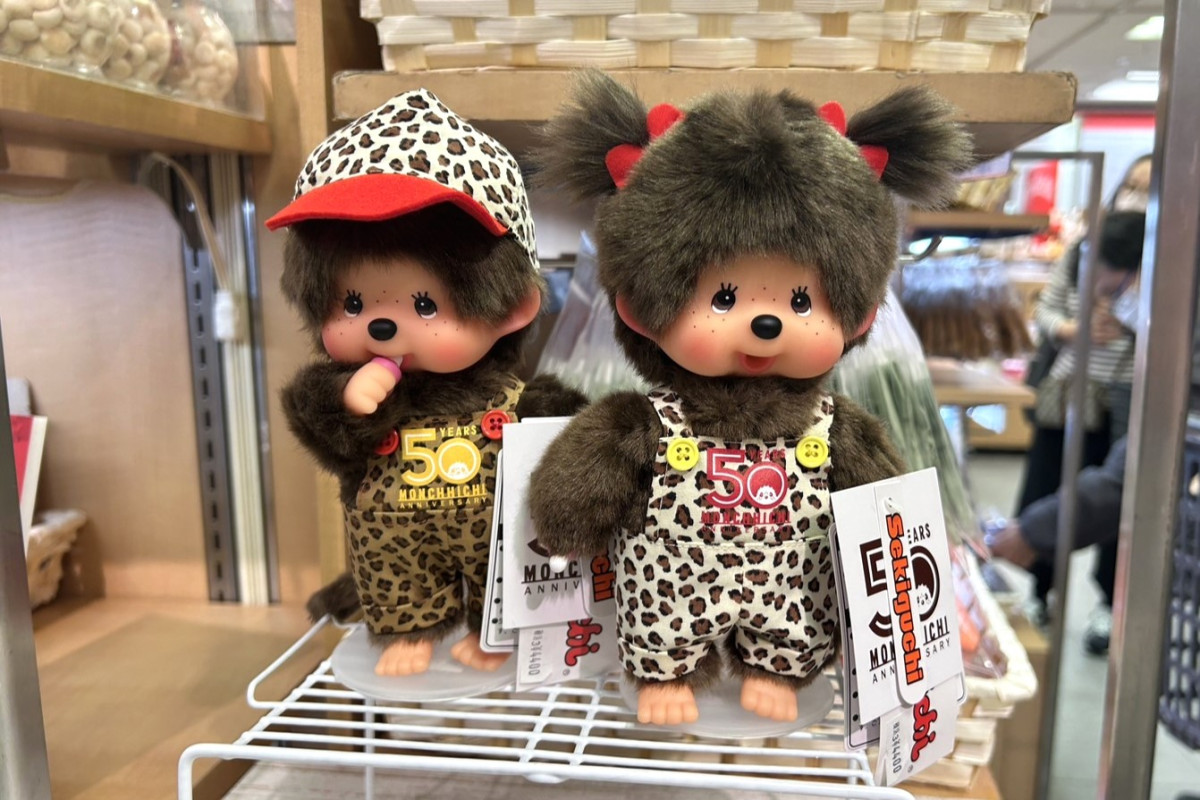 高島屋大阪店限定で販売するヒョウ柄のオーバーオールを着たモンチッチ