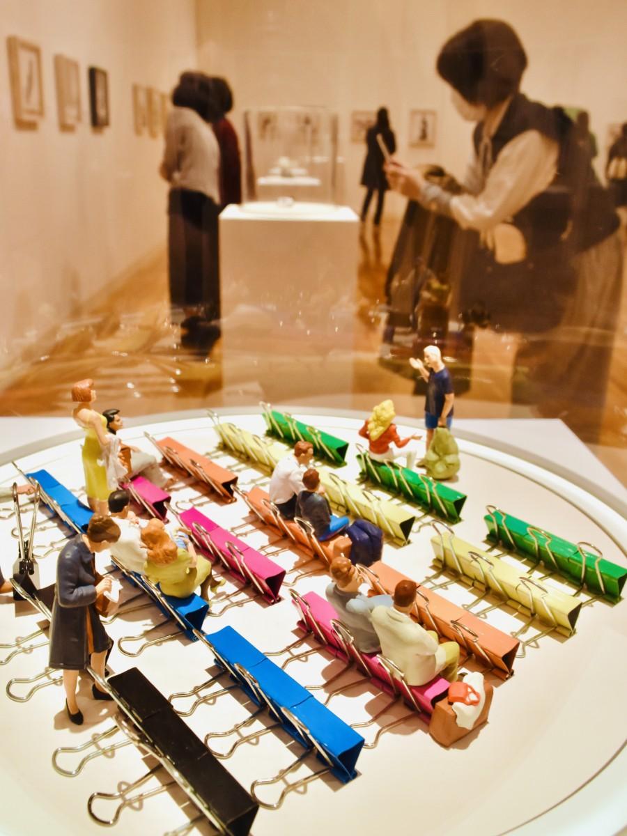 カボスが温泉にクリップがベンチに 大分市美術館で「田中達也