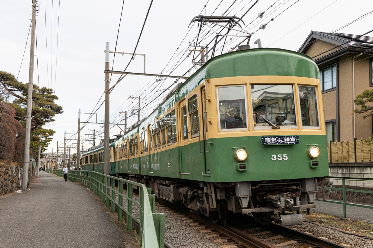 江ノ電最古参車両、300形電車に取り付けられた新図柄のサボ（行先方向