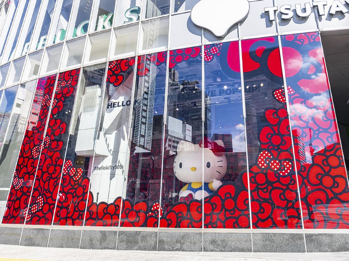 渋谷ツタヤでハローキティ50周年イベント バルーン装飾や映像上映など