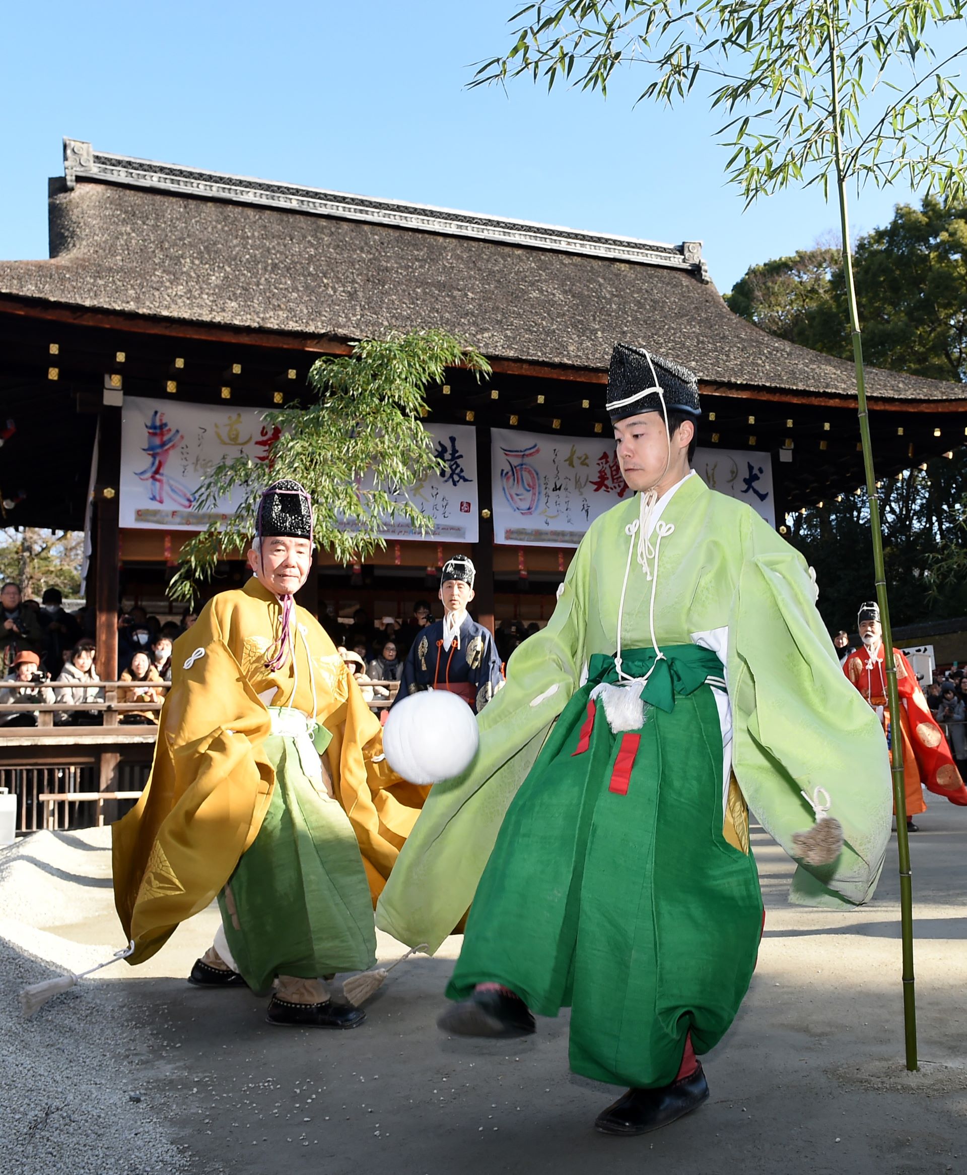 京都》平安貴族が親しんだ「蹴鞠初め」 下鴨神社で | metropolitana