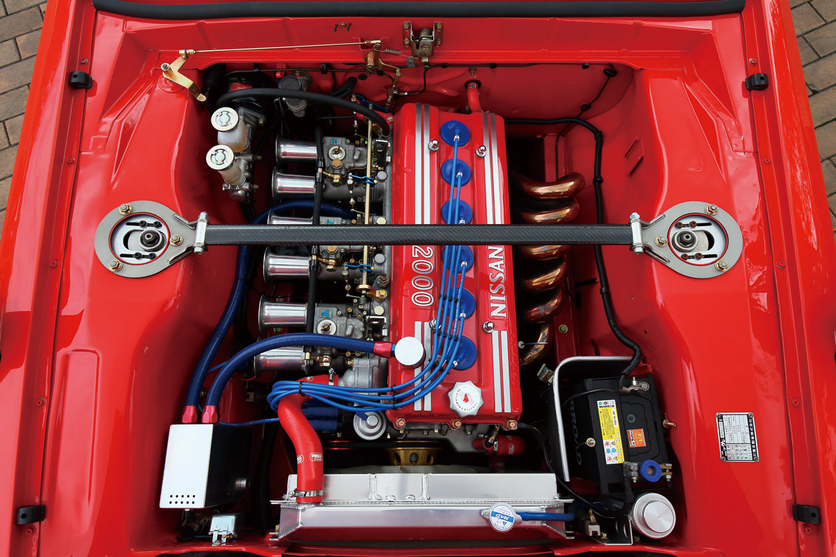 低回転では重厚な低音、中〜高回転ではカン高いレーシーなサウンドを