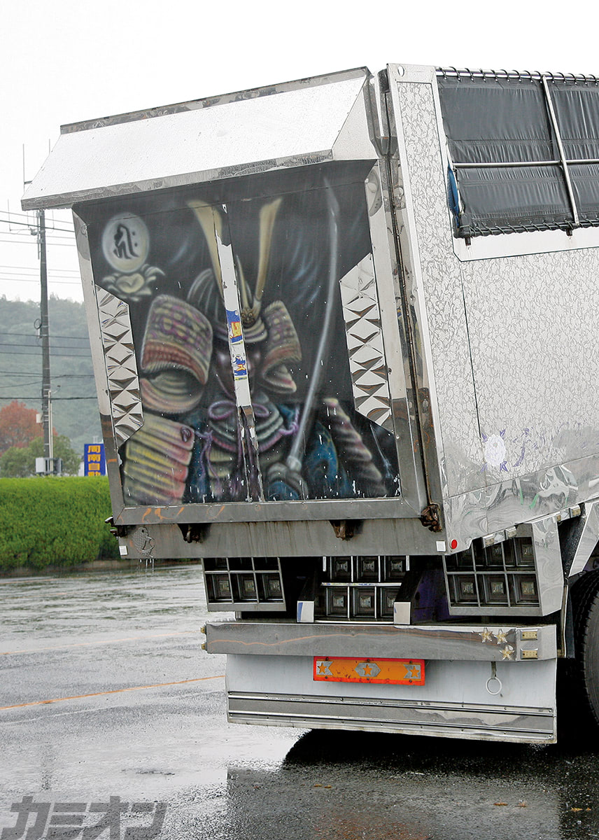 二代目白龍 大型鏡面パーツとエッチングステンレスのデカ箱デコトラ