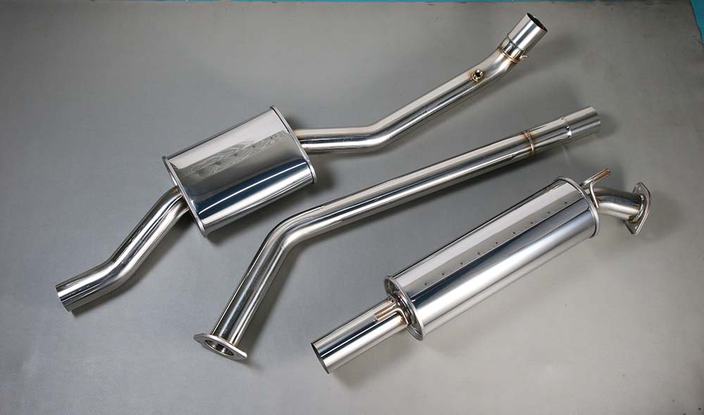 最強の性能」と「最高の官能」を兼ね備えた令和の名作マフラー