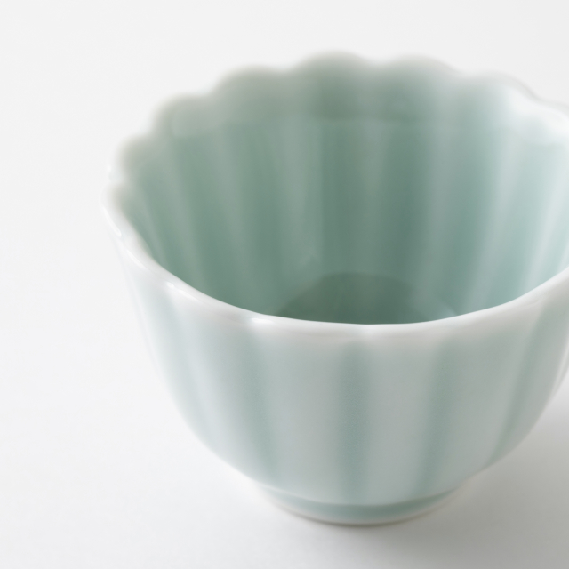 鍋島虎仙窯 鍋島青磁 菊豆鉢｜食卓の道具｜中川政七商店 公式サイト