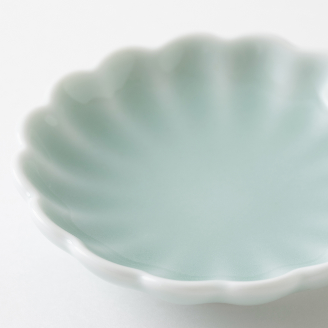 鍋島虎仙窯 鍋島青磁 菊豆皿｜食卓の道具｜中川政七商店 公式サイト