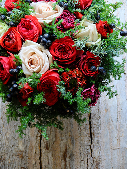 赤いバラが主役！目上の女性へ贈る、華やかなクリスマスプレゼント