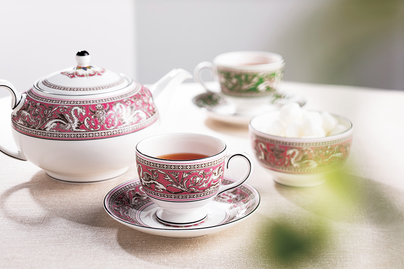 ウェッジウッドの人気柄「フロレンティーン」にモダンで鮮やかな新色