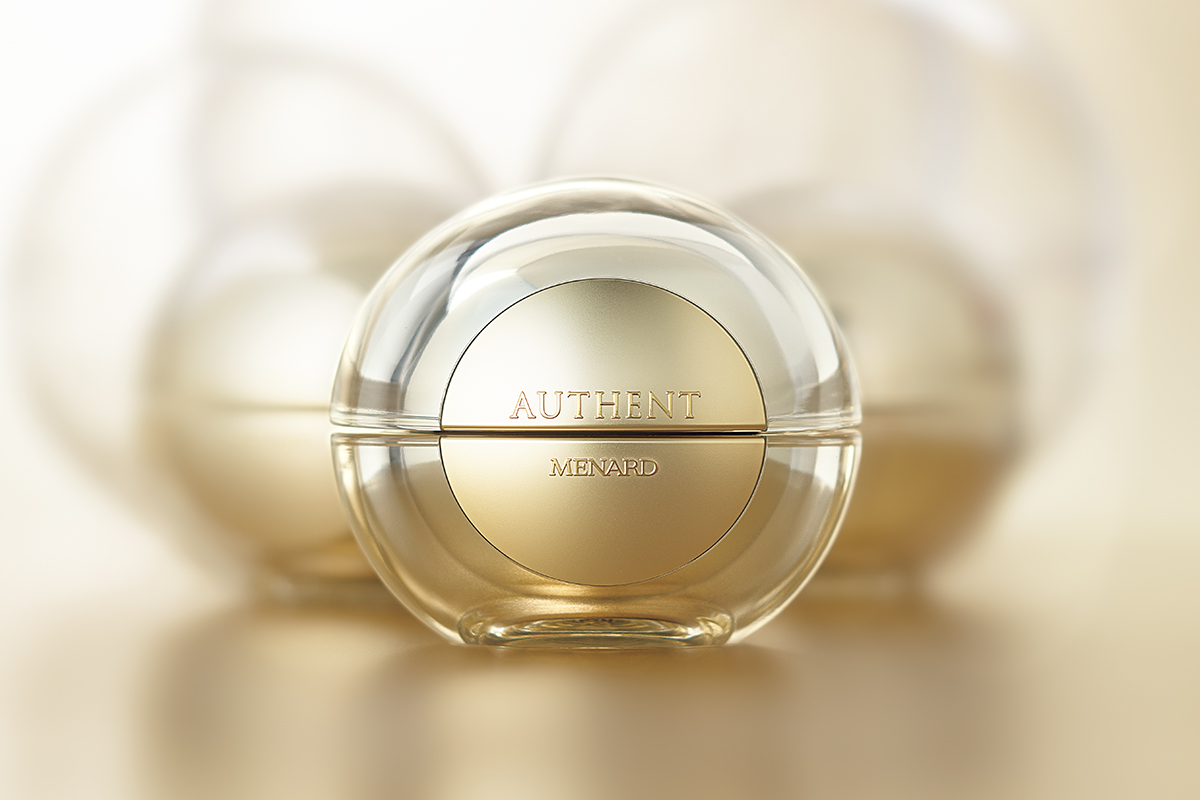 弾むようなハリ感で満たされる。「メナード」のオーセント クリームを