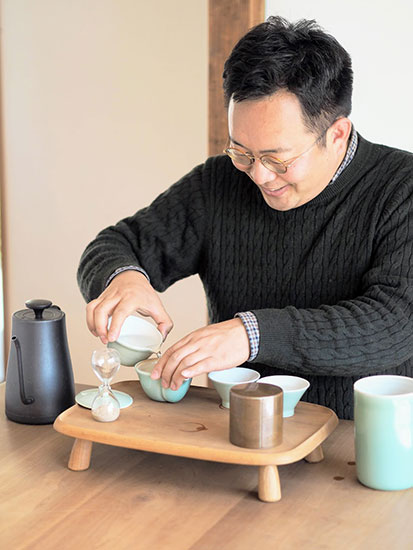 朝日焼の当主・松林豊斎さん作の茶碗のために組んだ茶箱 ふくいひろこ