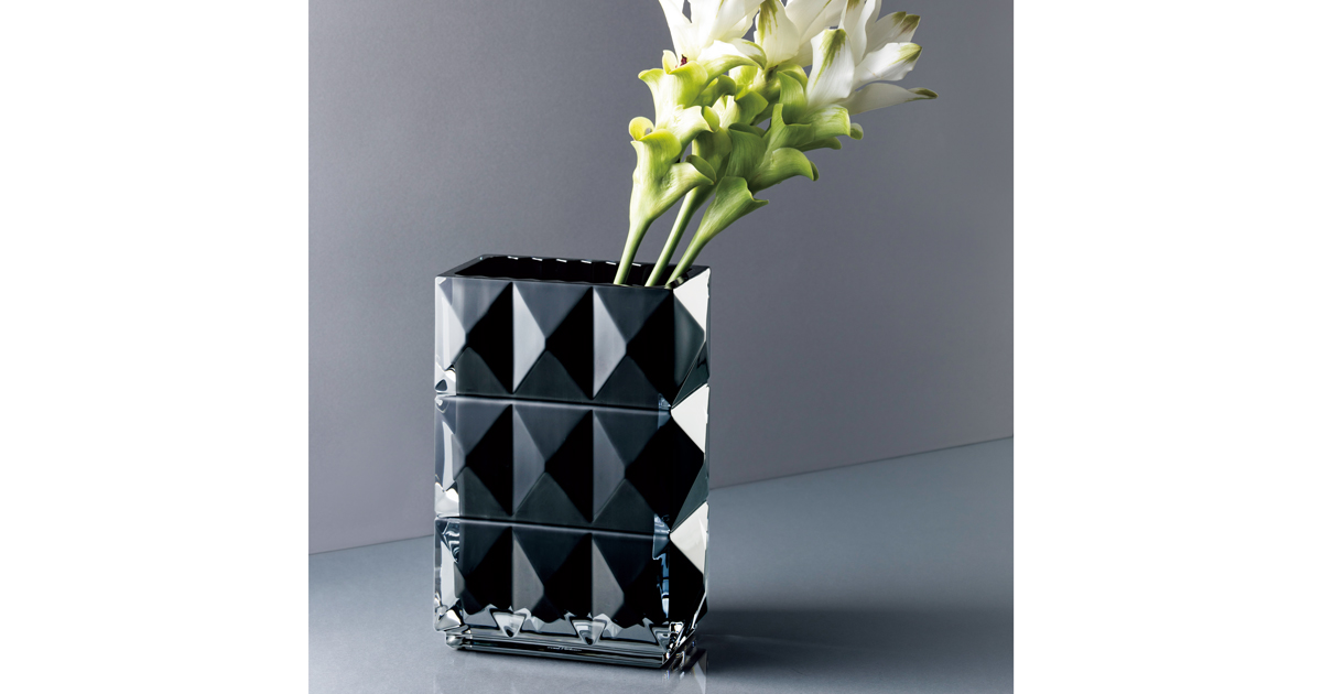 サンローラン 表参道」限定で漆黒のクリスタルが美しい花瓶が登場