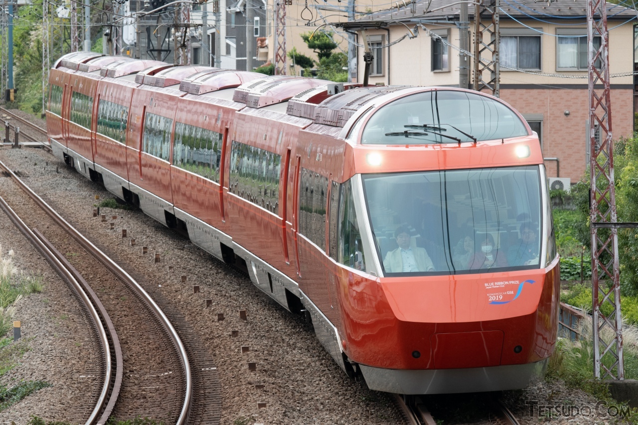 ブルーリボン賞を受賞したロマンスカー「GSE」 新宿駅で受賞式典を開催