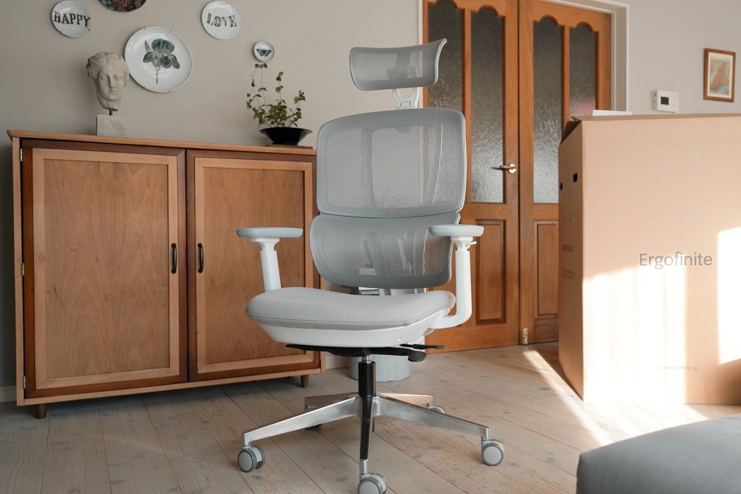 ミニマルデザインワークチェア『THE ERGORISM PRO – ERGOFINITE