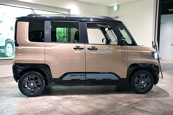 三菱 デリカミニ T プレミアム デリ丸パッケージ ベージュ / ブラック