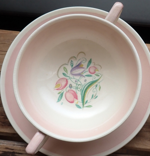 スージークーパーのドレスデンスプレイ、スープカップ＆ソーサー