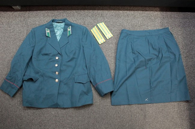 大阪店から現在ヤフオクにソ連軍ロシア軍の戦闘服や制服を8点を出品中