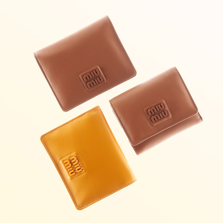 ミュウミュウ」の新作ウォレットは、ソフティパデッドレザー素材