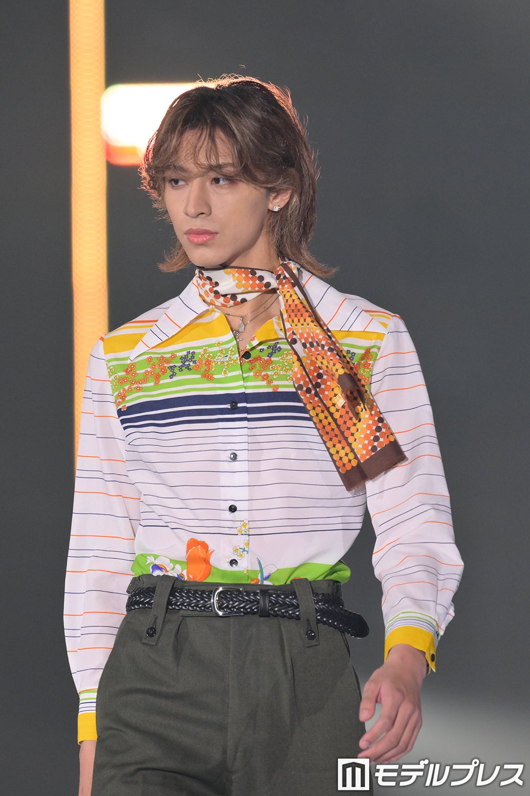 PSYCHIC FEVER・WEESA、鮮やかシャツタックインで圧巻スタイル【TGC