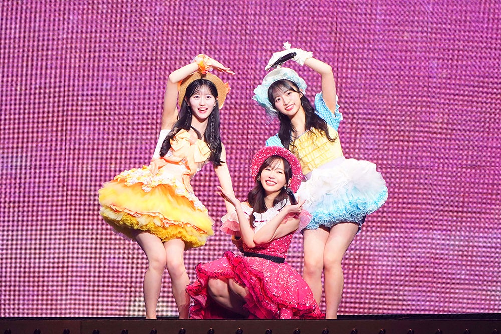 AKB48、OG・現役メンバー日本武道館で共演 高橋みなみ＆指原莉乃が涙