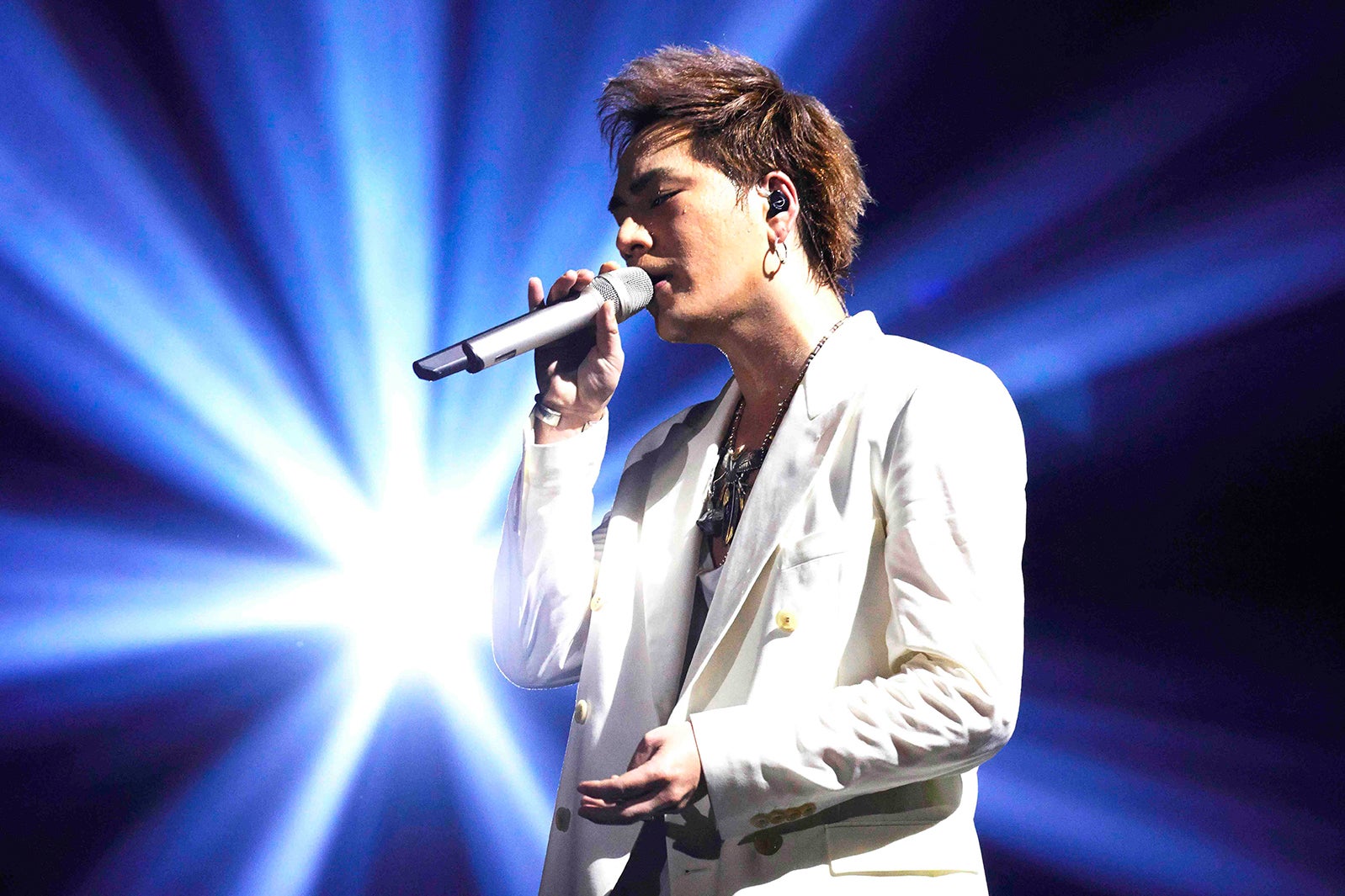 三代目JSB登坂広臣、台湾で初の海外単独公演 6000人が熱狂＜セット