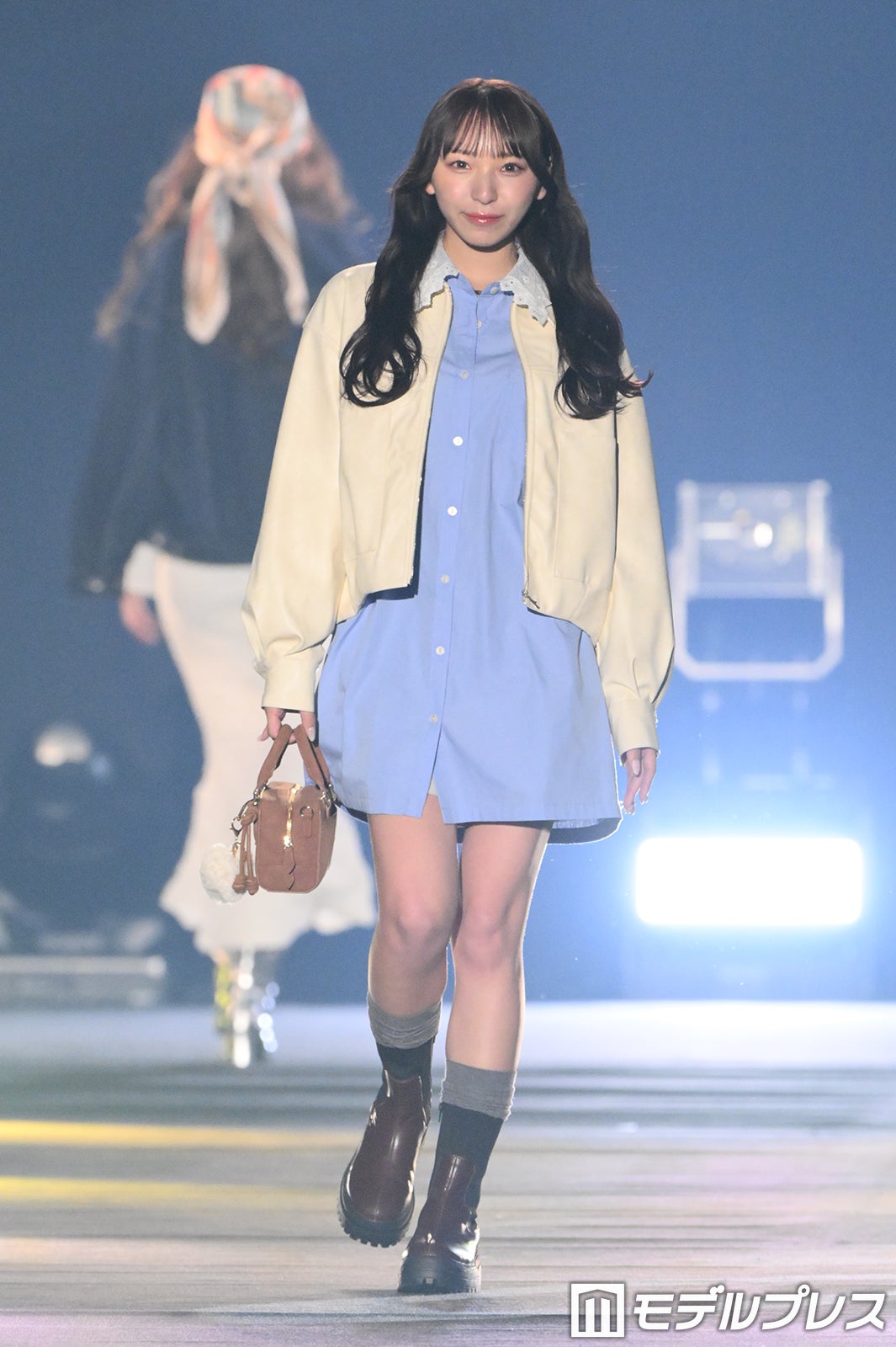 SWEET STEADY塩川莉世、ミニ丈シャツワンピ×カーディガンで春先取り