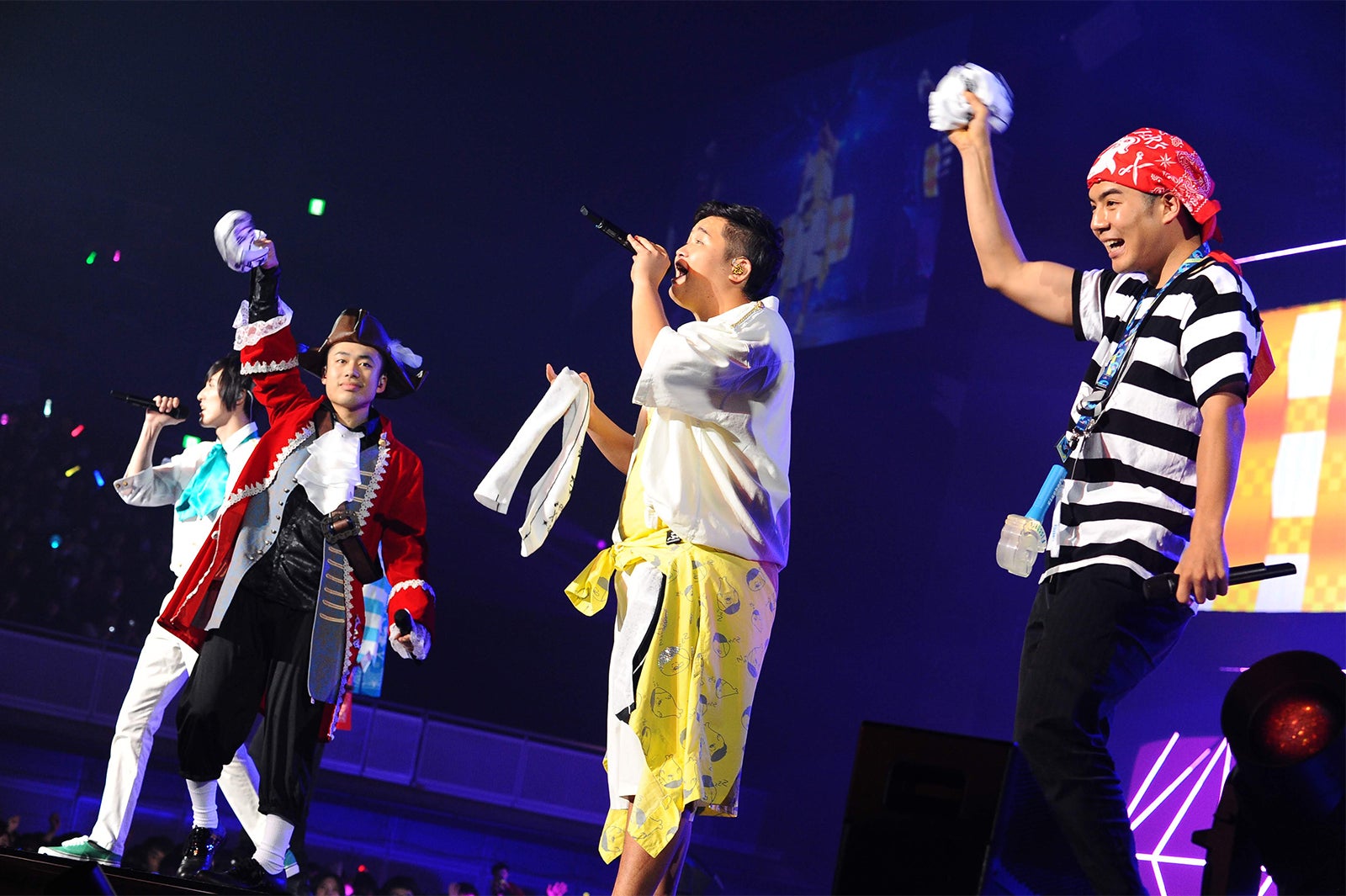 7人組YouTuber“フィッシャーズ”、美声響かす タオル回して会場を一体に