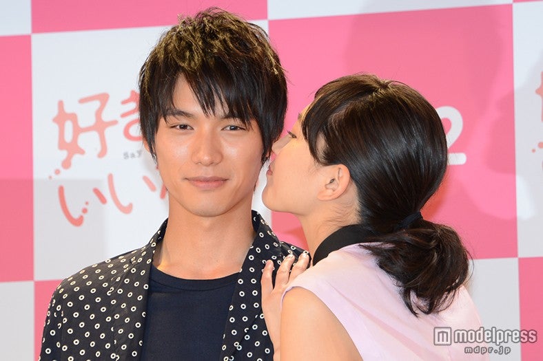 川口春奈、福士蒼汰に公開キス 赤面の2人に会場興奮 - モデルプレス