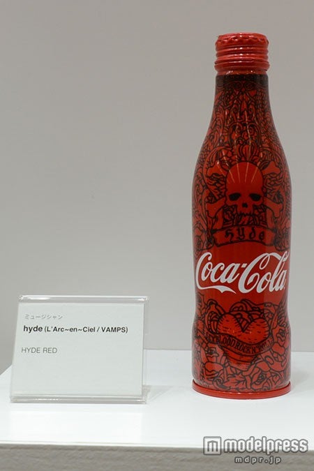 西山茉希、HYDEら著名人が「コカ・コーラ」ボトルとコラボ 生誕100周年