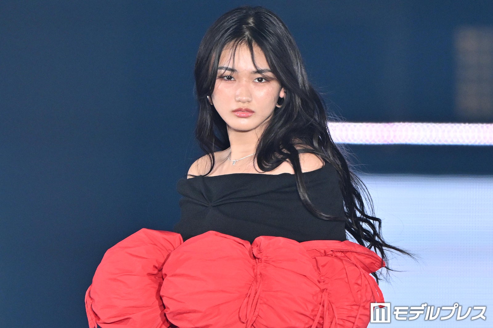 櫻坂46山崎天、オフショルニットで美デコルテ輝く【GirlsAward 2024AW