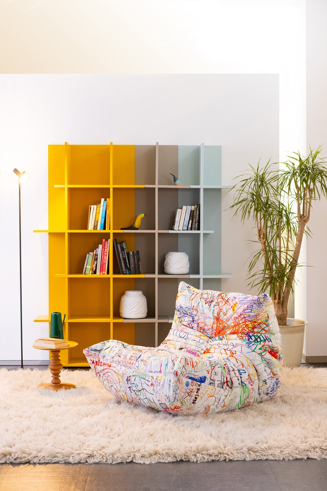 アートディレクター・とんだ林蘭手掛ける“試し書き”モチーフのソファ